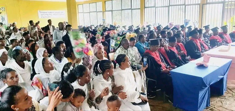 የፍኖተ ዳሞት ፖሊ ቴክኒክ ኮሌጅ በተለያዩ የሙያ መስኮች ያሰለጠናቸውን 110 ተማሪዎችን አስመረቀ፤